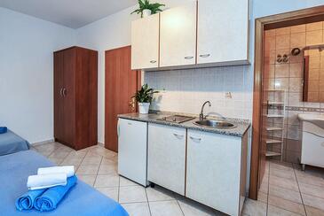 Mandre, Kitchen in the studio-apartment, (pet friendly) and WiFi.