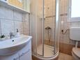 Mandre, Bathroom in the studio-apartment, (pet friendly) and WiFi.