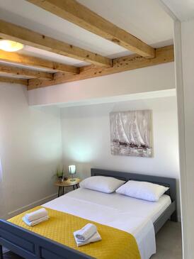 Apartments by the sea Tkon, Pašman - 23194