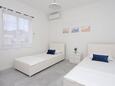 Schlafzimmer 2 Trogir, Schlafzimmer 2 in folgender Unterkunftsart apartment, Klimaanlage vorhanden, Haustiere erlaubt und WiFi.