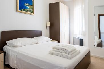 Ferienwohnungen mit Pool für Familien Splitska, Brac - 23224