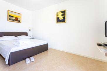 Apartmaji z bazenom za družine z otroci Splitska, Brač - 23224