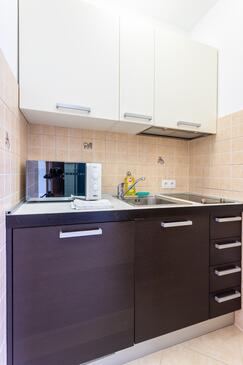 Apartmaji z bazenom za družine z otroci Splitska, Brač - 23224