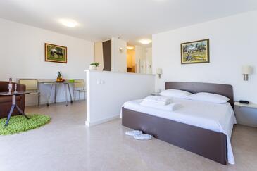 Apartmaji z bazenom za družine z otroci Splitska, Brač - 23224