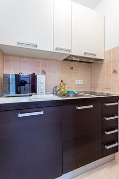 Apartmaji z bazenom za družine z otroci Splitska, Brač - 23224