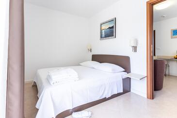 Apartmaji z bazenom za družine z otroci Splitska, Brač - 23224