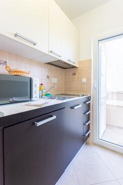 Apartmaji z bazenom za družine z otroci Splitska, Brač - 23224