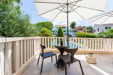 Apartmaji z bazenom za družine z otroci Splitska, Brač - 23224