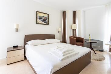 Apartmaji z bazenom za družine z otroci Splitska, Brač - 23224