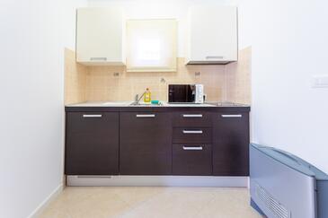 Apartmaji z bazenom za družine z otroci Splitska, Brač - 23224