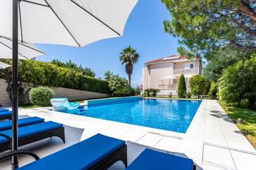 Lejligheder med pool egnet til familier med børn Splitska, Brac - 23224 Adriatic.hr