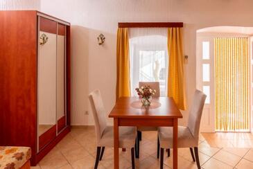 Povljana, Sala da pranzo nell'alloggi del tipo studio-apartment, condizionatore disponibile, animali domestici ammessi e WiFi.