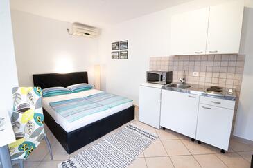 Apartmaji in sobe s parkingom Baška, Krk - 23309