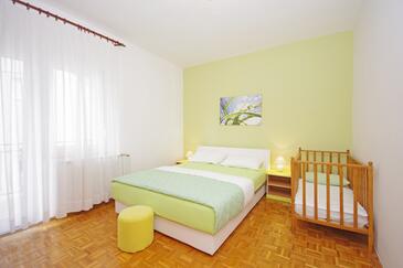 Apartmanok parkolóhellyel Pirovac, Sibenik - 23330