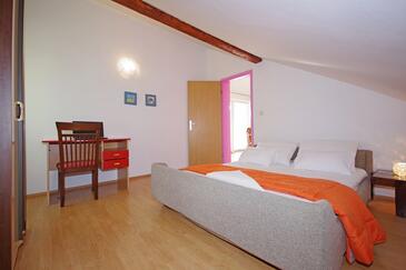 Appartamenti con parcheggio Slosella - Pirovac, Sebenico - Šibenik - 23330