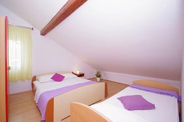 Appartamenti con parcheggio Slosella - Pirovac, Sebenico - Šibenik - 23330