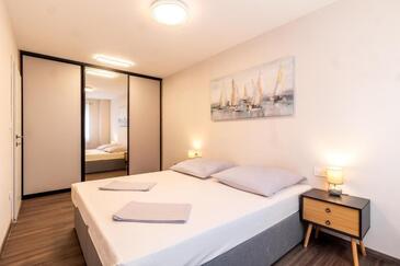 Apartmanok családok részére medencével Kastel Stari, Kastela - 23348