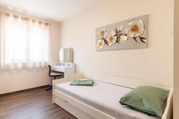 Apartmanok családok részére medencével Kastel Stari, Kastela - 23348