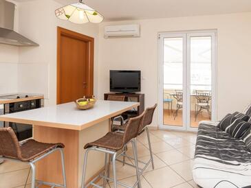 Ferienwohnungen mit Parkplatz Bol, Brac - 23375