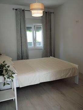 Appartamenti per famiglie con bambini Bilice, Krka - 23442