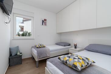 Apartments with parking space Trogir - 23453