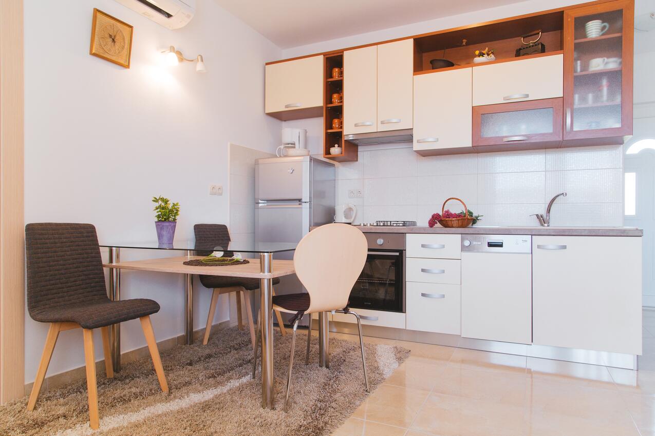Appartamenti con parcheggio Seget Vranjica, Traù - Trogir - 23461