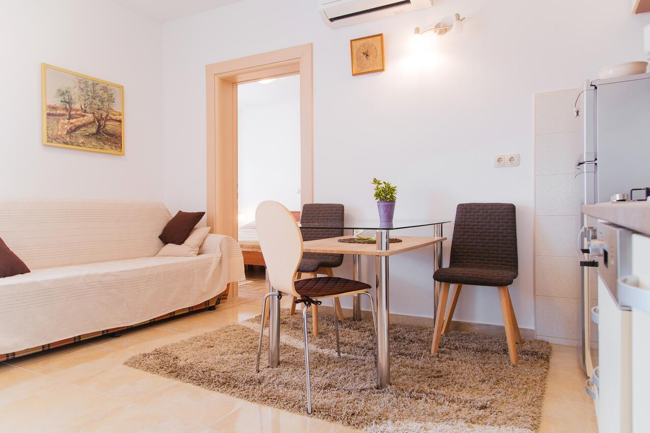 Appartamenti con parcheggio Seget Vranjica, Traù - Trogir - 23461