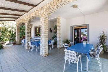 Apartmanok és szobák parkolóhellyel Banjol, Rab - 23468