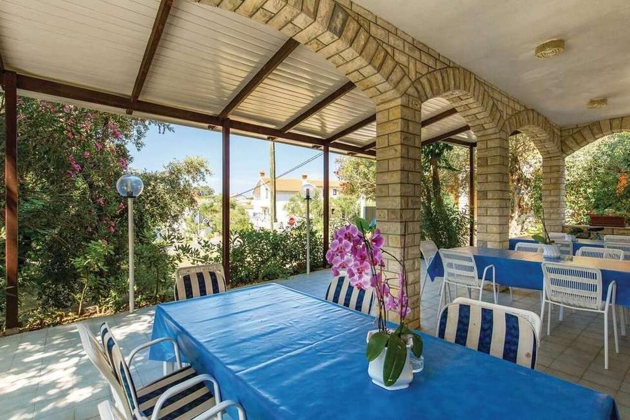 Ferienwohnungen und Zimmer mit Parklplatz Banjol, Rab - 23468