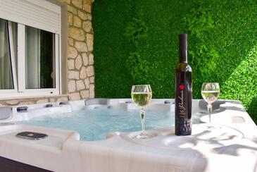 Apartments with parking space Novi Vinodolski - 2348