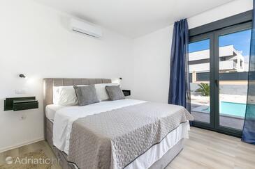 Ház családok részére medencével Kastel Stafilic, Kastela - 23486