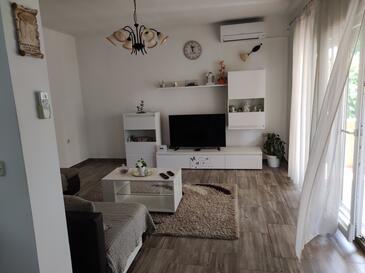 Bibinje, Living room in the apartment, air condition available and WiFi.