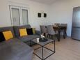 Duće, Living room in the apartment, air condition available and WiFi.