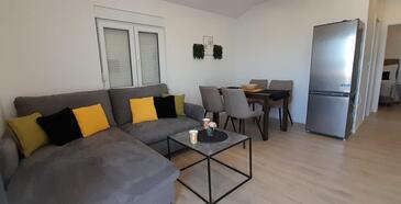Duće, Living room in the apartment, air condition available and WiFi.