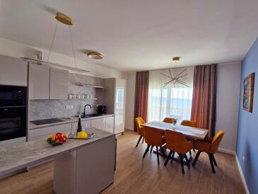 Apartamentos con piscina adecuados para familias con niños Podstrana, Split - 23526