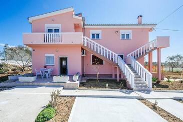 Vrsi, Zadar, Объект 23537 - Апартаменты с галечным пляжем.