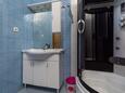 Krvavica, Bathroom in the studio-apartment, WiFi.