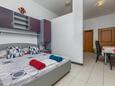 Krvavica, Bedroom in the studio-apartment, air condition available and WiFi.