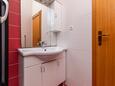 Krvavica, Bathroom in the studio-apartment, WiFi.