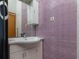 Krvavica, Bathroom in the studio-apartment, WiFi.