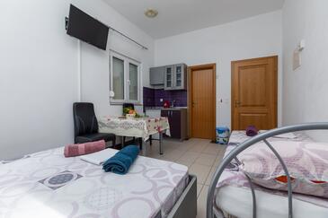 Krvavica, Jídelna v ubytování typu studio-apartment, WiFi.