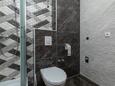 Krvavica, Bathroom in the studio-apartment, WiFi.