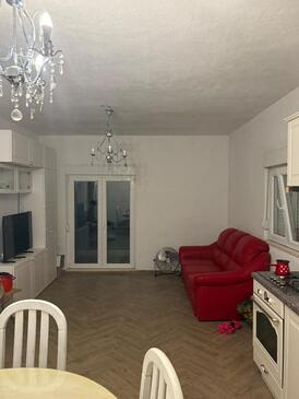 Primorski Dolac, Camera de zi în unitate de cazare tip house, aer condiționat disponibil şi WiFi.