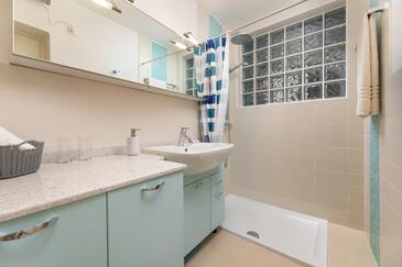 Apartment with terrace Njivice, Kvarner