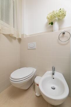 Apartment with terrace Njivice, Kvarner