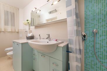 Apartment with terrace Njivice, Kvarner