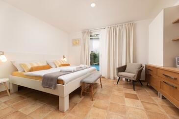 Family-friendly apartments with swimming pool Njivice, Krk - 23547