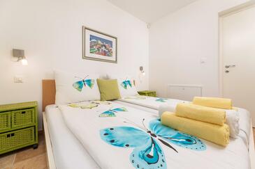 Apartment with terrace Njivice, Kvarner