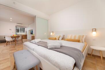 Apartment with terrace Njivice, Kvarner