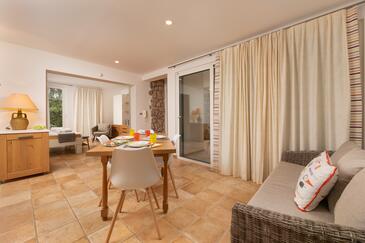 Apartment with terrace Njivice, Kvarner